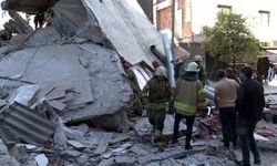 Küçükçekmece'de 1 kişinin öldüğü çöken binanın enkazının kaldırılmasına başlandı