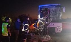 Afyonkarahisar'da yolcu otobüsüyle kamyonun çarpıştığı kazada 1 kişi öldü, 9 kişi yaralandı