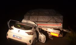 Amasya'da tıra çarpan otomobildeki 5 kişi yaralandı