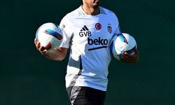 Beşiktaş yeni sezonu yeni teknik direktör Giovanni van Bronckhorst'la açtı