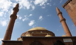 Bitlis'te yıldırım düşen caminin minaresi zarar gördü, müezzin hafif yaralandı