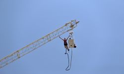 Fethiye'de tatilciler "bungee jumping" ile adrenalin yaşıyor