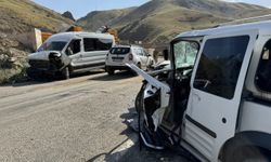 Hakkari'de minibüs ile hafif ticari aracın çarpışması sonucu 15 kişi yaralandı