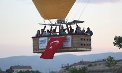 Kapadokya'da sıcak hava balonları Türk bayrakları ve posterlerle uçtu