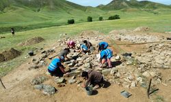Moğol ve Türk arkeologlar tarafından Moğolistan'ın Şovh Uul dağında mezar kazısı yapıldı