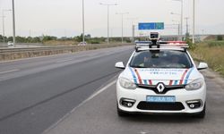 Sakarya trafik jandarması, hız ihlallerini yerli radar cihazıyla tespit ediyor