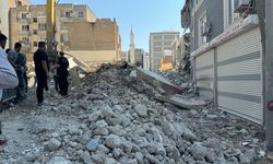 Şanlıurfa'da ağır hasarlı binanın yıkımı sırasında başka bir bina zarar gördü