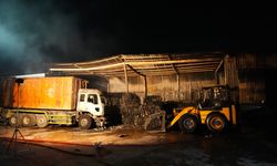 Ümraniye'de geri dönüşüm tesisinde çıkan yangın söndürüldü
