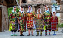 Tokatlı kadınlar geleneksel kıyafetlerini sonraki nesillere aktarıyor