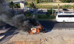 Antalya'da seyir halindeki minibüs yandı