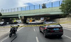 Bakırköy'de üst geçide çarpan tır devrildi