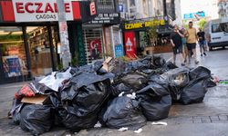 İzmir'de belediye çalışanlarının iş bırakması sonrası kent merkezinde çöp yığınları oluştu