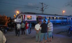 İzmir'de yolcu treni hemzemin geçitte traktöre çarptı