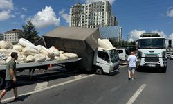 Tem Otoyolu'nda devrilen tekstil malzemesi yüklü kamyonet Devrildi