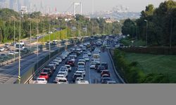 İstanbul'da haftanın son mesai gününde trafik yoğunluğu yaşanıyor