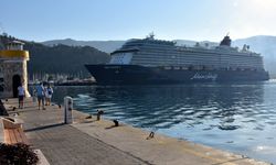 "Mein Schiff 5" kruvaziyeri 2 bin 490 yolcusuyla Marmaris Limanı'na yanaştı