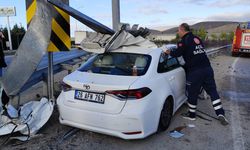 Afyonkarahisar'da bariyerlere çarpan otomobildeki 1 kişi öldü, 4 kişi yaralandı