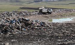 Ardahan'da çöp toplama merkezindeki çalışmalara İl Özel İdaresi ekipleri destek veriyor