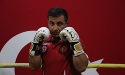 Kick boksçu muhtar gündüz mahallesine hizmet ediyor, akşamları sporcu yetiştiriyor