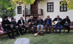 Burdur'da tarihi kültür evinde yöresel müzik dinletisi sunuldu