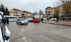 Bursa'da cip ile otomobilin karıştığı kazada anne ile oğlu yaralandı