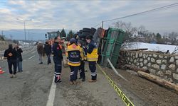 Karabük'te devrilen tomruk yüklü kamyondaki 2 kişi öldü