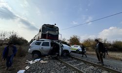 Malatya'da yük treninin otomobile çarpması sonucu 2 kişi yaralandı