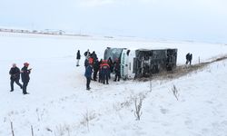 GÜNCELLEME 2 - Kars'ta yolcu otobüsü devrildi, 23 kişi yaralandı