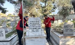 Hatay'da gönüllü gençler mezarlık temizledi