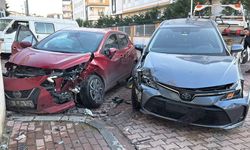 Kocaeli'de iki otomobilin çarpıştığı kazada 3 kişi yaralandı