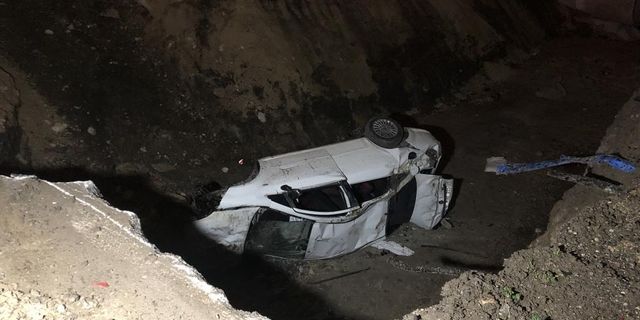 Bursa'da metro hattı yapımı için kazılan çukura düşen otomobilin sürücüsü yaralandı