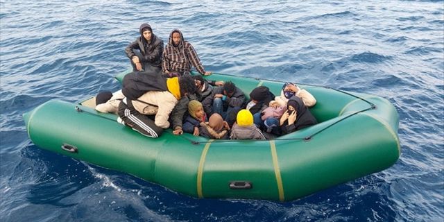 Ayvalık açıklarında lastik botlardaki 72 düzensiz göçmen kurtarıldı
