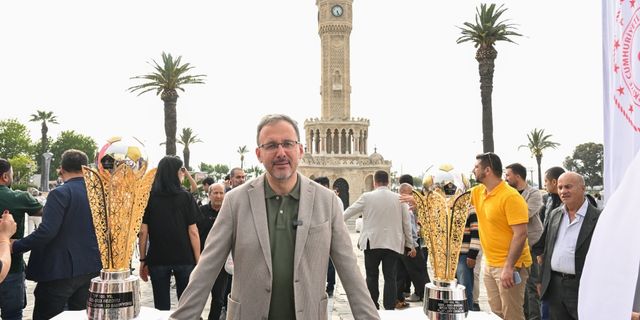 Bakan Kasapoğlu, İzmir'de sergilenen şampiyonluk kupalarını ziyaret etti: