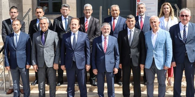 Hazine ve Maliye Bakanı Nebati, Mersin'de ziyaretlerde bulundu