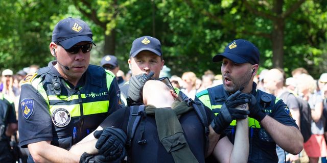 Hollanda'da yolu kapatarak eylem yapan 1579 çevreci gözaltına alındı