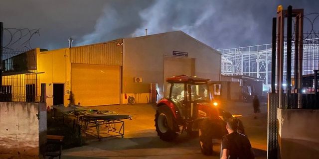 Sakarya'da traktör fabrikasında çıkan yangına müdahale ediliyor