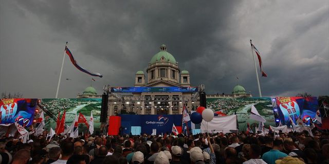 BELGRAD - Sırbistan'da Cumhurbaşkanı Vucic'e destek mitingine binlerce kişi katıldı