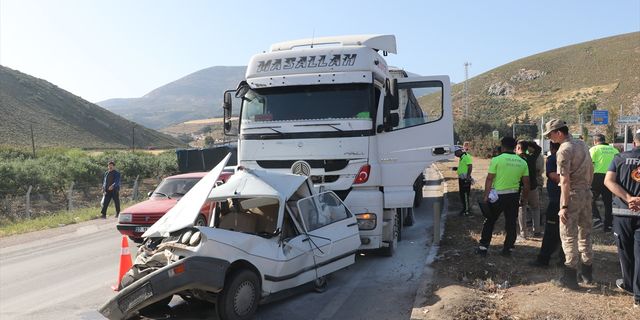 HATAY - Tırın trafik ışıklarında bekleyen araçlara çarptığı kazada 1 kişi yaralandı