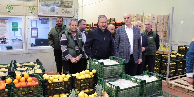 İZMİR - Bakan Kasapoğlu, İzmir Sebze Meyve Hali'ni ziyaret etti