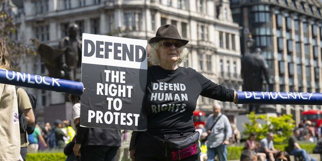 LONDRA - İngiltere'de polisin yetkilerini artıran yasa protesto edildi