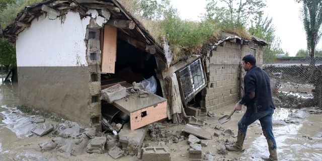 MUŞ - Köyde derenin taşması sonucu bir ev yıkıldı, 6 evi su bastı