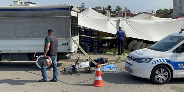 Adana'da kamyonete çarpan motosikletin sürücüsü öldü