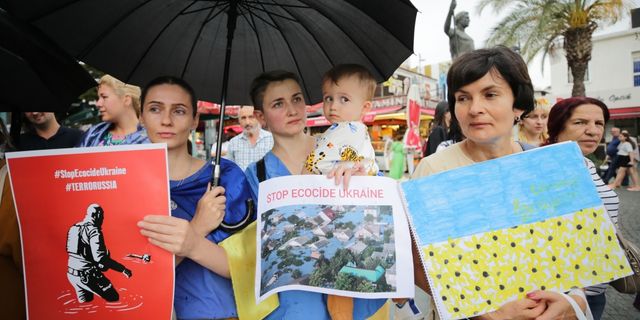 Antalya'da yaşayan Ukraynalılar, Rusya'nın saldırılarına tepki gösterdi