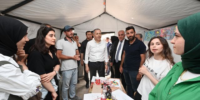 İçişleri Bakanı Yerlikaya, Adıyaman'da depremzede gençlerle bir araya geldi