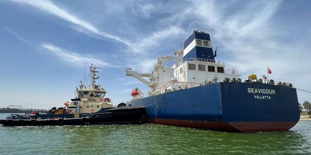 Mısır, Süveyş Kanalı'nda arızalanan tankerin kurtarılma işleminin sürdüğünü açıkladı