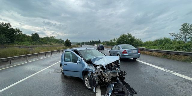 DÜZCE - Anadolu Otoyolu'nda 10 aracın karıştığı zincirleme kazada 4 kişi yaralandı