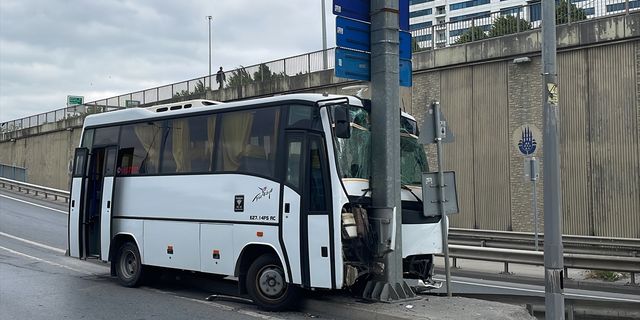 İSTANBUL - Bağcılar'da işçi servisinin yaptığı kazada 13 kişi yaralandı