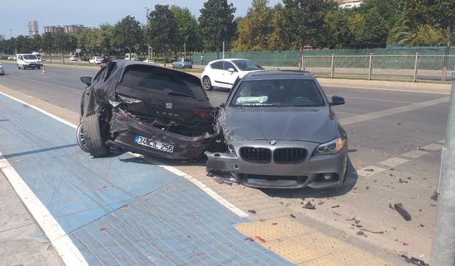 Pendik'te otomobilin park halindeki araca çarptığı kazada 2 kişi yaralandı