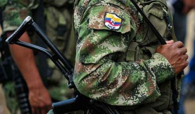 Kolombiya'da eski FARC muhalifleri 6 bini aşkın köylünün giriş ve çıkışlarına engel oldu