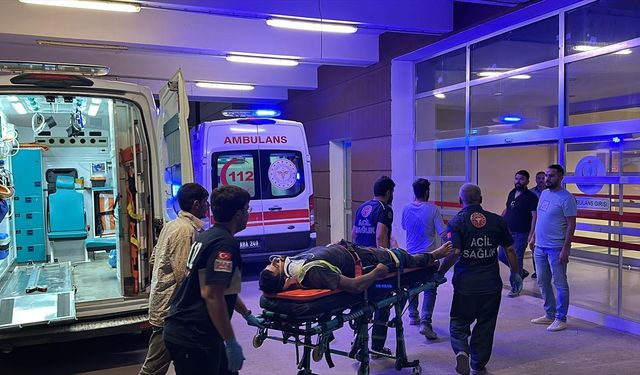 ADIYAMAN - Kule vinçten düşen 2 işçi yaralandı